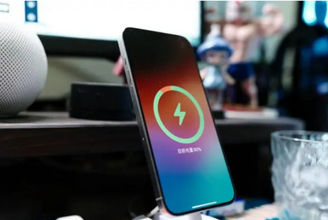 永发镇苹果15换屏服务分享用什么充电器给iPhone15充电更好 
